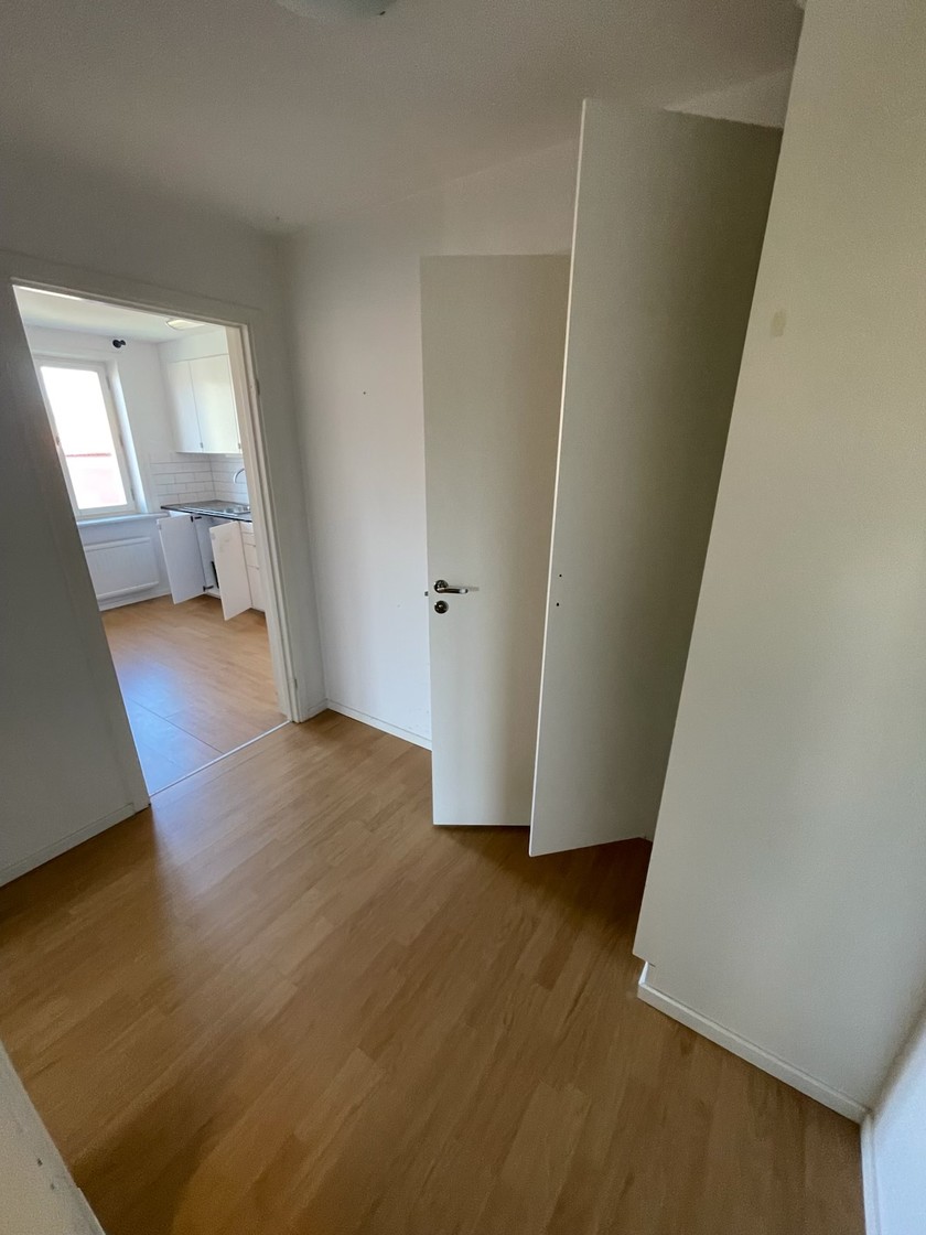 1 rok, Lindrothsgatan